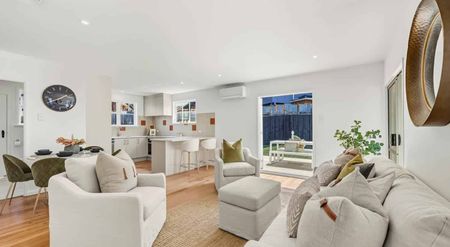 Stunning 3 bedrooms house in Central Mt Roskill - Photo 2