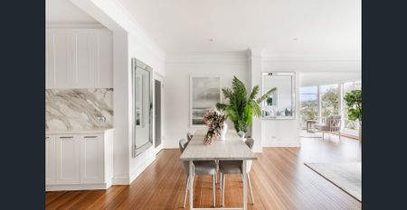 Elegant Harbourside Art Deco Apartment with Phenomenal Views - Photo 5