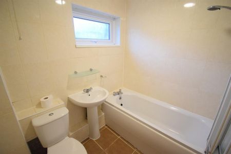 2 bedroom ground floor flat to rent - Photo 2