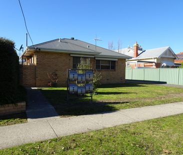 Cozy living located near central Albury - Photo 5