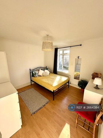 1 bedroom in a flat share to rent - Photo 3