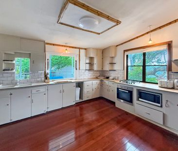 UNIQUE GARDEN OASIS - 3 BEDROOM HOME WITH STUDIO & LAKE VIEWS - Photo 3