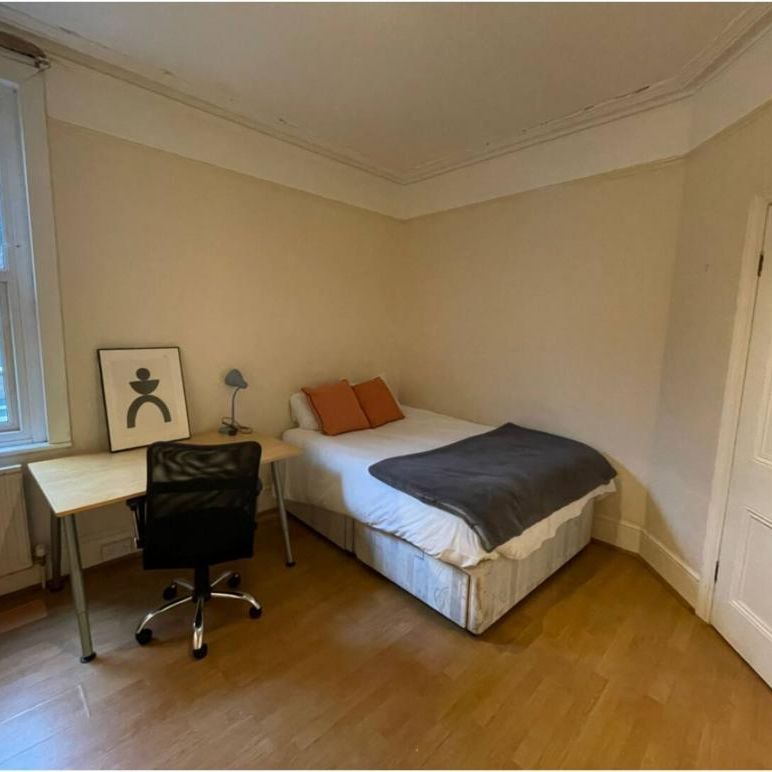 1 bedroom in a house share to rent - Photo 1