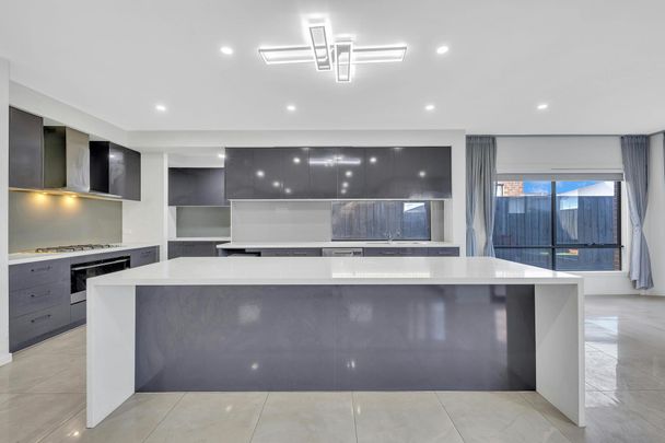 LUXURY FAMILY LIVING | CARLISLE Built 50 sqrs | 4 BEDROOMS + 4 ENSUITES + MULTIPLE LIVING SPACES - Photo 1