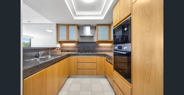 Two-Bedroom Apartment with Opera House Views, Parking & Premium Facilities - Photo 1