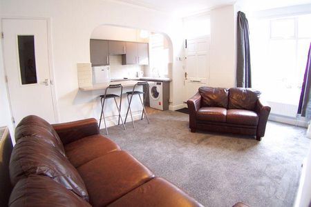 1 bedroom in a flat share to rent - Photo 3