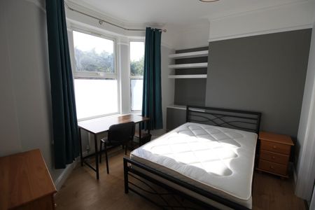 8 Bed Terraced House, Livingstone Road, SO14 - Photo 3