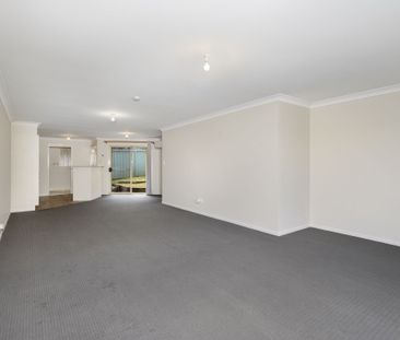 Three Bedroom Townhouse In Peaceful Suburb - Photo 2