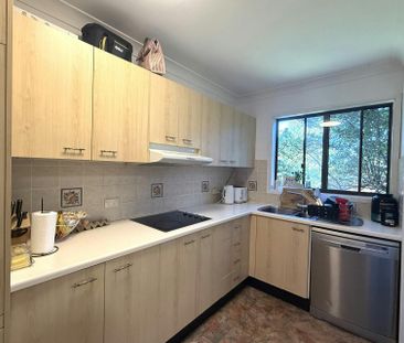 SPACIOUS FOUR BEDROOM TOWNHOUSE - Photo 3