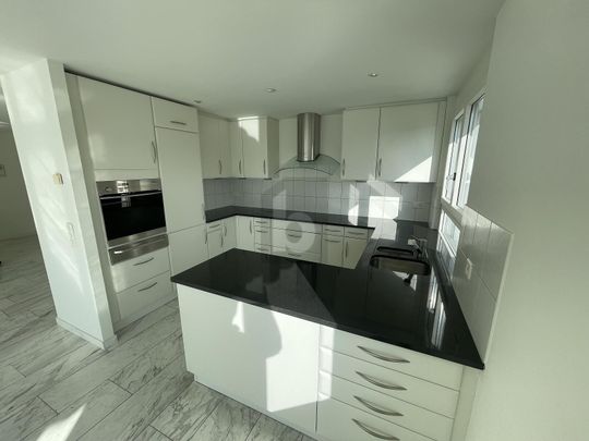 SUNNY GARDEN SEATING AREA & STYLISH AMBIENCE - Photo 1