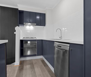 Stylish & renovated townhouse - Walk to Station! - Photo 2