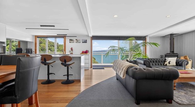 Days Bay, 7 Bedroom 3 Bathroom - Photo 1