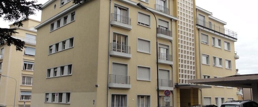 Close to the train station. - Photo 1