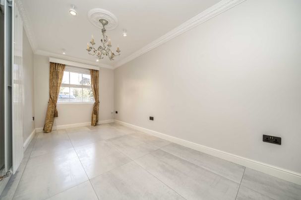 Somerset Road, Wimbledon, SW19, London - Photo 1