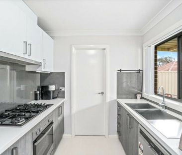 Well Presented 4 Bedroom Townhouse Close to Blacktown CBD! - Photo 3