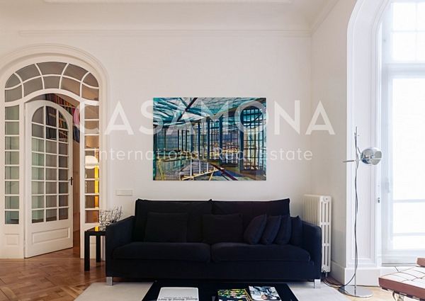 Modern 3 Bedroom Apartment with Private Terrace in Eixample