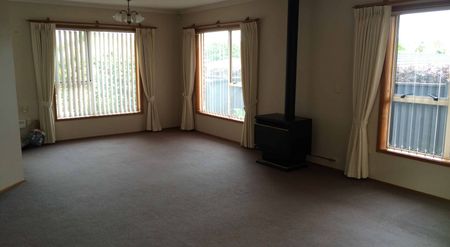 3 Bedroom Family Brick Home - Photo 3