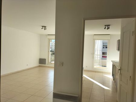 Appartement 3 pièces 74m2 MARSEILLE 8EME 1 250 euros - Photo 2