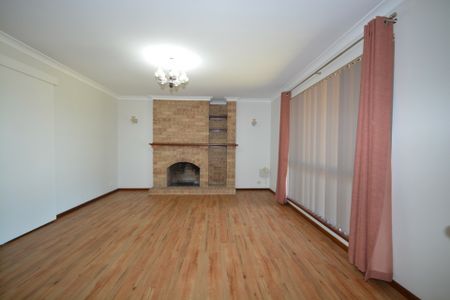 Large Family Home - Freshly Painted in Prime Halls Head Location! - Photo 2