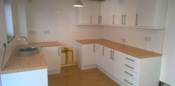 3 bedroom mid-terrace to rent Elmhurst Close, Furzton, MK4 1AP - Photo 2