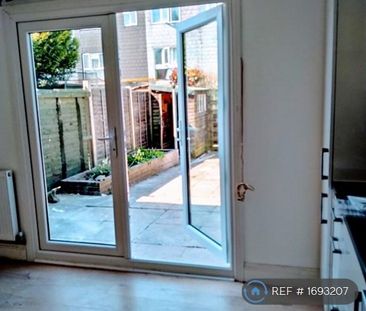 3 bedroom terraced house to rent - Photo 3