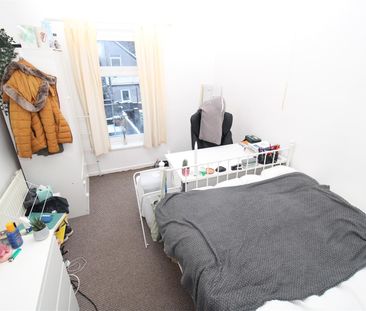 House - Terraced For Rent Birchwood Avenue, Pontypridd - Photo 3