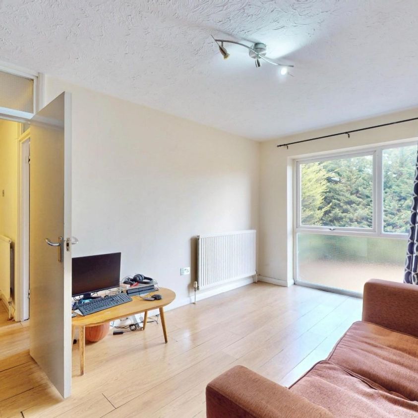 2 bedroom Flat To Let - Photo 1