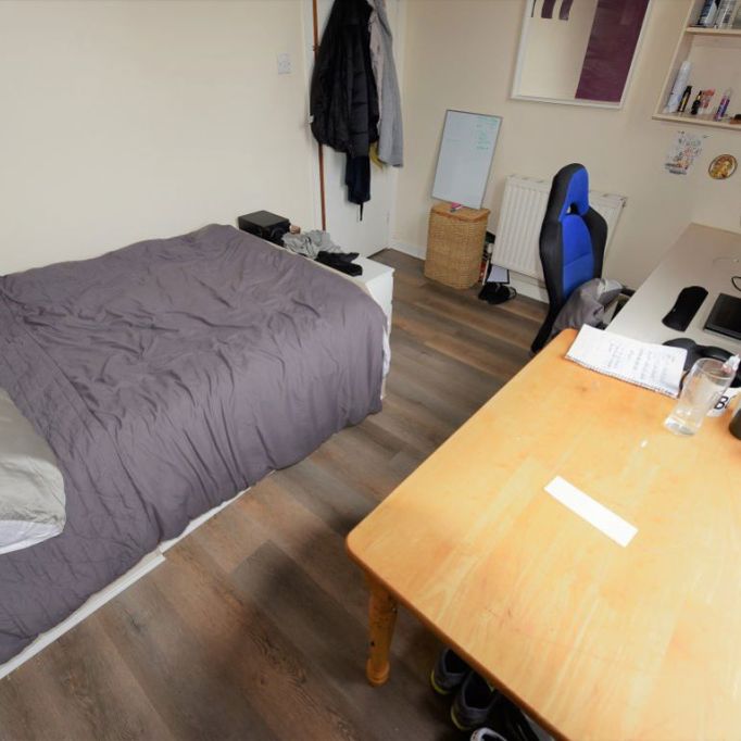 3 bedroom Flat in Hollybank, Leeds - Photo 1