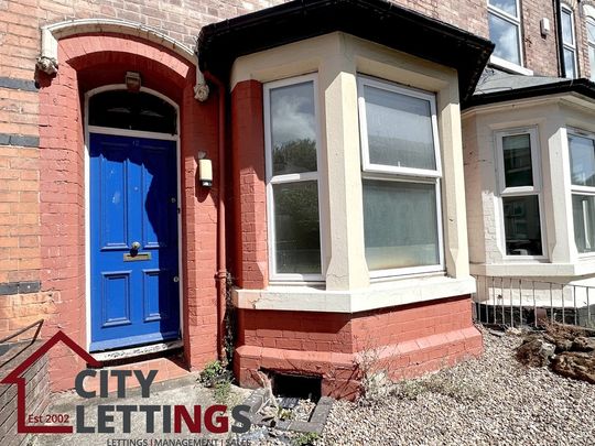 4 Bedroom Mid Terraced House - Photo 1