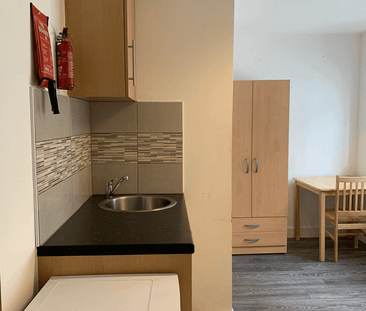Studio flat close to ilford station- 875 pcm - Photo 1