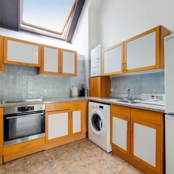 2 Bed Flat, Waldegrave Road, SE19 - Photo 1