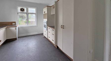 CENTRAL - 4 BEDROOM - Photo 4