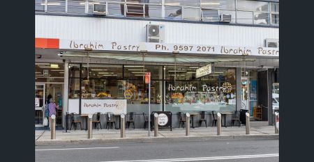 Jade Gardens: Heavenly Top Floor Chic Apartment With Light, Tree Top Views, Skylight, High Ceilings, Lift Access, Walk to Bayside, Train, Bus & Cafes - Photo 2