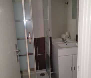 Petit appartement meublé entièrement rénové - Photo 6