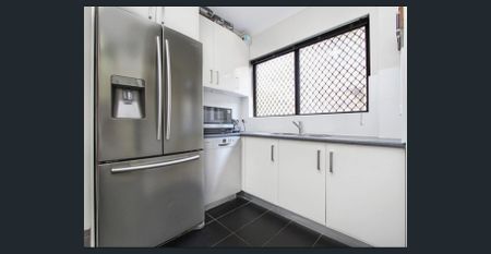 Large First Floor Two-Bedroom Apartment - Photo 4