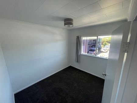 Sunny Two-Bedroom Upstairs Unit – Close to Upper H - Photo 2