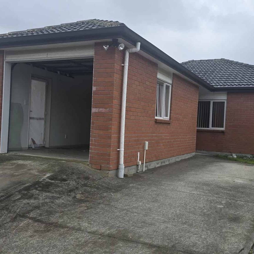 Spacious and modern 4-bedroom house - Photo 1