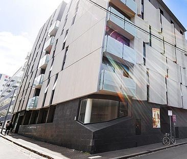 Stylish Studio Apartment- STUDENTS ONLY - Photo 3