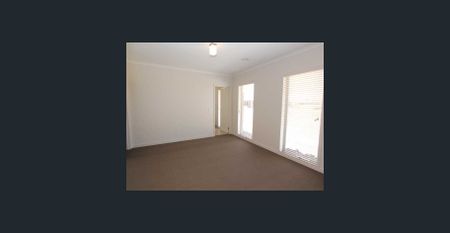 Alfredton 3BR, 2BA, family home, quiet street, double garage, secure enclosed yard - Photo 3