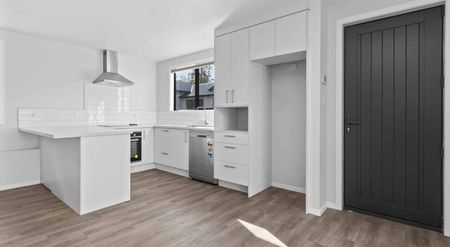 Near New, Two Bedroom & Two Bathroom - Photo 3