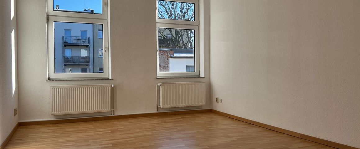 Helle 3-Raum-Wohnung mit Balkon, Tageslichtbad, Wanne, Einbauküche & Abstellraum. Stellplatz möglich - Foto 1