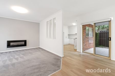 Light filled two bedroom townhouse - Photo 2