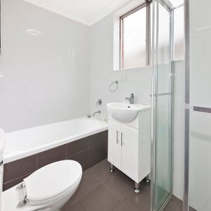 Renovated Two Bedroom Apartment - Photo 2