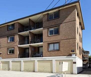 Bright Top-Floor 2 Bedroom Apartment with Leafy Outlook - Photo 5