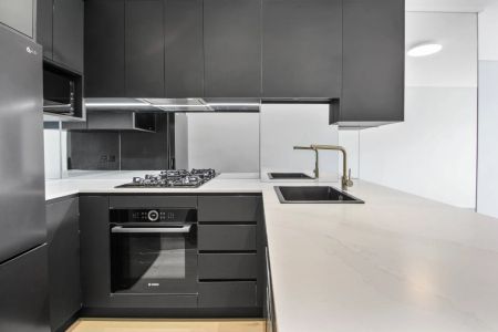 Contemporary split level apartment metres from the harbor's edge - Photo 5