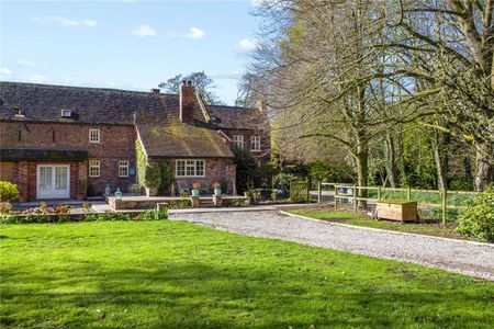 Charming listed cottage with lovely garden in picturesque Cheshire location. Gardening included. - Photo 4