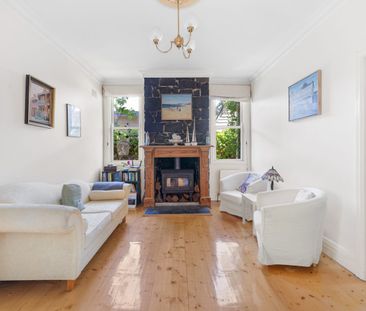 FOUR BEDROOM DOUBLE FRONTED VICTORIAN HOME IN SOUGHT AFTER LOCATION! - Photo 4