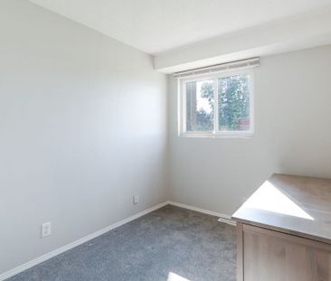 3 Bed, 2 Storey Condo in The Pines - December's Rent is only $475!!! - Photo 5