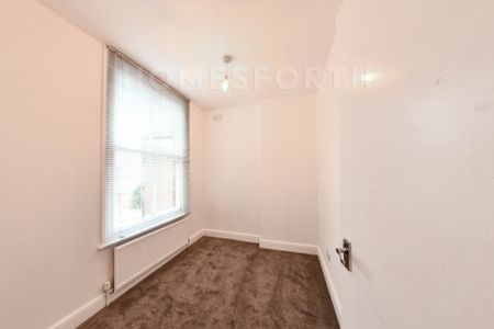3 Bedroom Flat - Photo 3