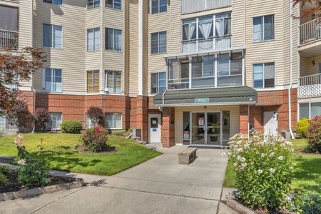 Central – Top Floor, 2 bed, 2 bath condo – Lower Mission, July 1. - Photo 4